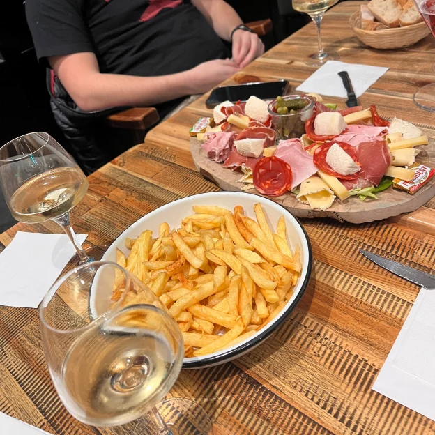 Passez un moment convivial et chaleureux entre amis au Bar Bistrot au Champ du Coq, à Bourges - Cher (18)