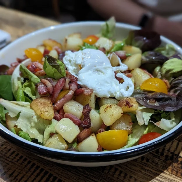 Salades composées gourmandes à déguster à savourer au Bar Bistrot au Champ du Coq, à Bourges (18)
