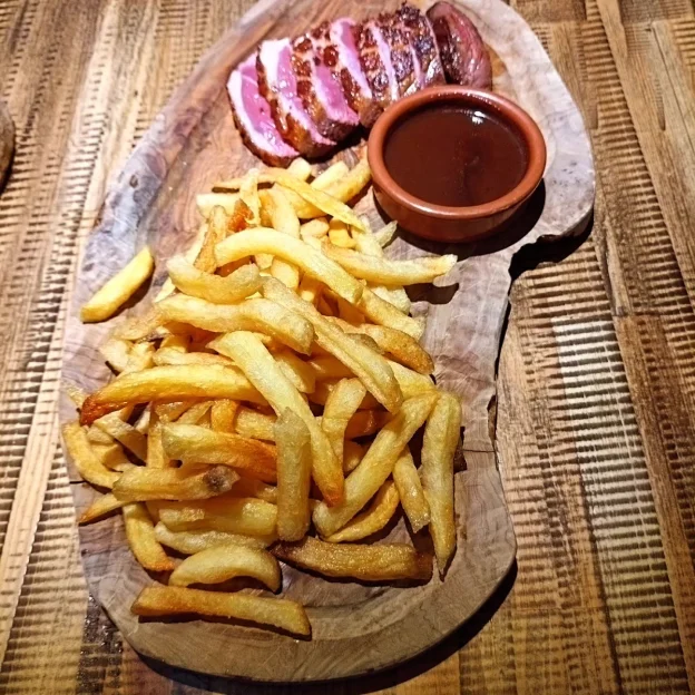 Magret de canard grill et frites maison, Bar Bistrot au Champ du Coq, à Bourges (18)