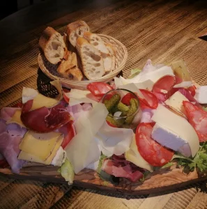 Planche apéritive Charcuterie et Fromages à partager, Bar Bistrot au Champ du Coq, à Bourges - Cher (18)