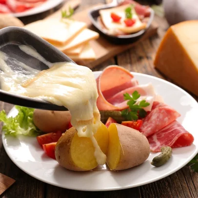 Découvrez la raclette savoyarde, avec pomme de terre et charcuterie au Bar Bistrot au Champ du Coq, à Bourges - Cher (18)